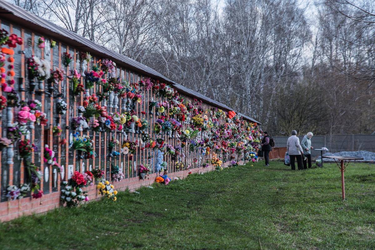 Фото Матери плачут у могил. Сотни новосибирцев собрались на Радоницу на кладбище погибших бойцов СВО 14